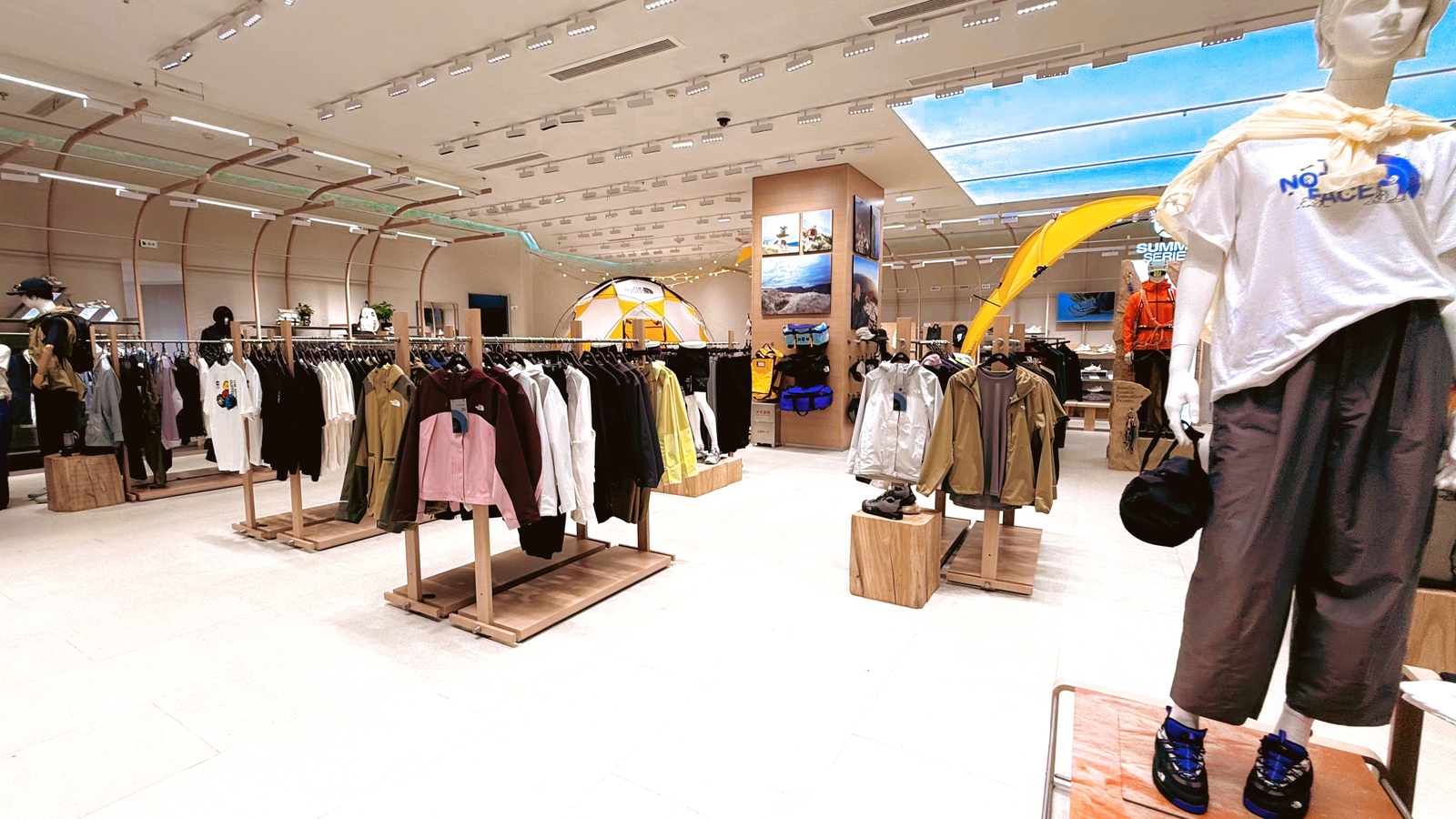 Fashion & Bags Display · THE NORTH FACE